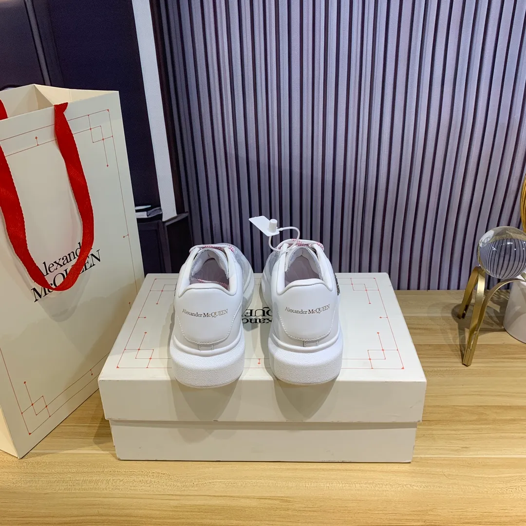 👟👟Ex-factory price 560👟👟Snake pattern professional McQueen factory. Top version. Couple model Alexander McQUEEN high version has been upgraded to the highest quality again✅.McQueen dad shoes 💪McQueen spring, summer, autumn and winter top version purchasing agent level✅ Recruiting national online and offline agents to join🤝 🏆Fabric: Original materials imported from Italy. Texture, water-resistant and non-discoloring 🏆Inner lining: ️A-grade Italian imported lining resistant to dirt, sweat-absorbent, breathable and comfortable 🏆Foot pads: top-grade imported Italian super-soft cowhide leather 🏆Outsole: PU+counter 1:1 🏆Shoe box: original white box. Plus white flip cover for double-layer protection. Cloth bag. Handbag. Certificate of 1:1 mold opening, 4-piece set. Delivered with a pair of shoelaces. 🖕🏿🖕🏿🖕🏿You can choose any pair of shoelaces in any color of our factory 🏆Code number: women’s 34-41. men’s 38-46 🏆Special remarks (women’s size 34.40.41, men’s size 38.45.46 is customized, no returns or exchanges) Win-win cooperation🤝